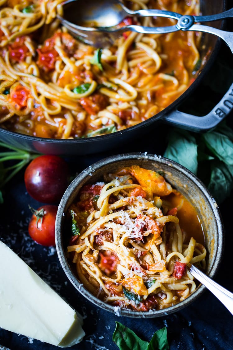 Spaghetti with Fresh Tomato Sauce and Basil - a simple, quick and healthy recipe featuring fresh summer tomatoes that can be made in 20 mins flat! #tomatoes #tomatosauce #freshtomatosauce #quick #easytomatosauce 