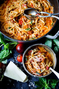 Spaghetti with Fresh Tomato Sauce and Basil - a simple, quick and healthy recipe featuring fresh summer tomatoes that can be made in 20 mins flat! #tomatoes #tomatosauce #freshtomatosauce #quick #easytomatosauce