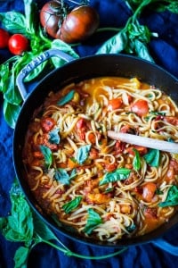 Spaghetti with Fresh Tomato Sauce and Basil - a simple, quick and healthy recipe featuring fresh summer tomatoes that can be made in 20 mins flat! #tomatoes #tomatosauce #freshtomatosauce #quick #easytomatosauce