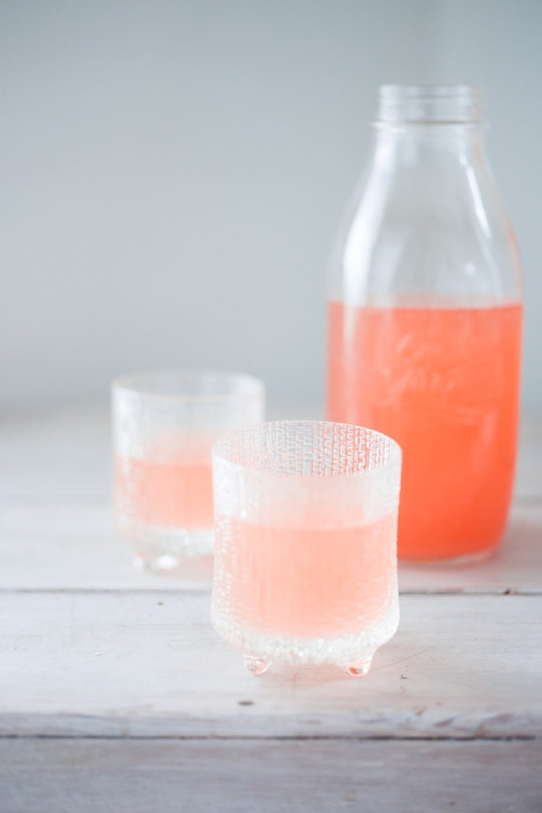 Strawberry Peach Water Kefir, full of healthy probiotics, good for the gut, like Kombucha but BETTER and EASIER! A simple step by step guide | www.feastingathome.com