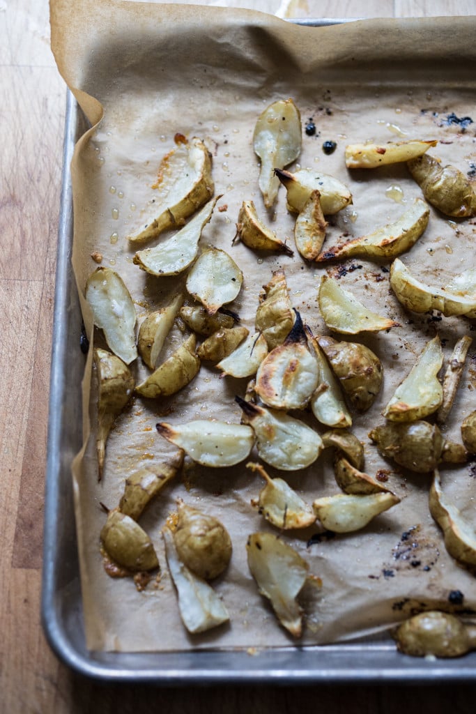 Vegan Mushroom Pasta with roasted sunchokes and a creamy vegan artichoke heart sauce ( use canned or frozen artichoke hearts) that can be made in under 30 minutes! Delicious, healthy, nut-free and totally vegan. #mushroompasta #veganpasta #roastedsunchokes #veganrecipes #plantbased #cleaneating #eatclean #vegan #sunchokerecipes #healthypastarecipes #artichoke #artichokesauce 