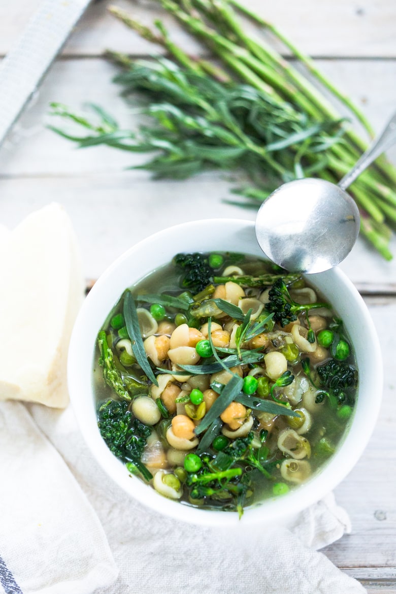 Sopa de Minestrone de primavera con Garbanzos y hermosas verduras de primavera. Vegano! GF adaptable! Receta fácil, llena de gran sabor! # minestrone / www.festejando en casa.com