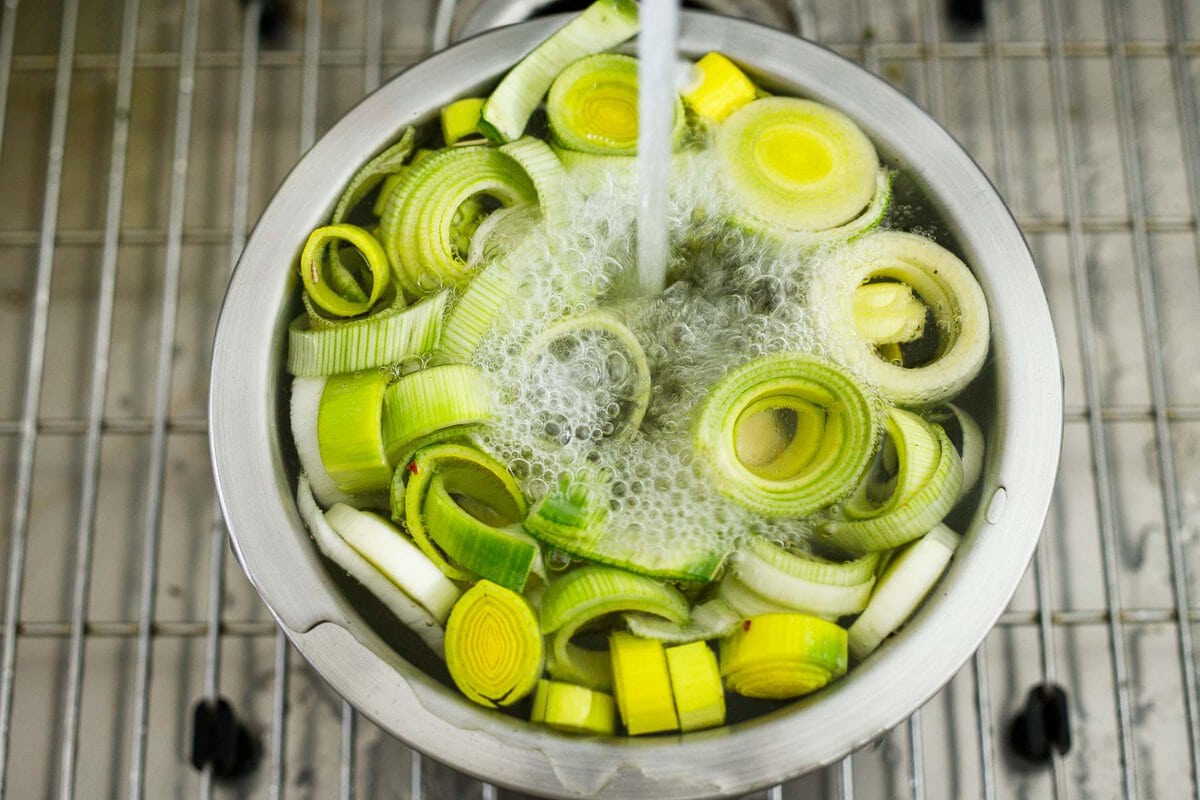 washing sliced leeks