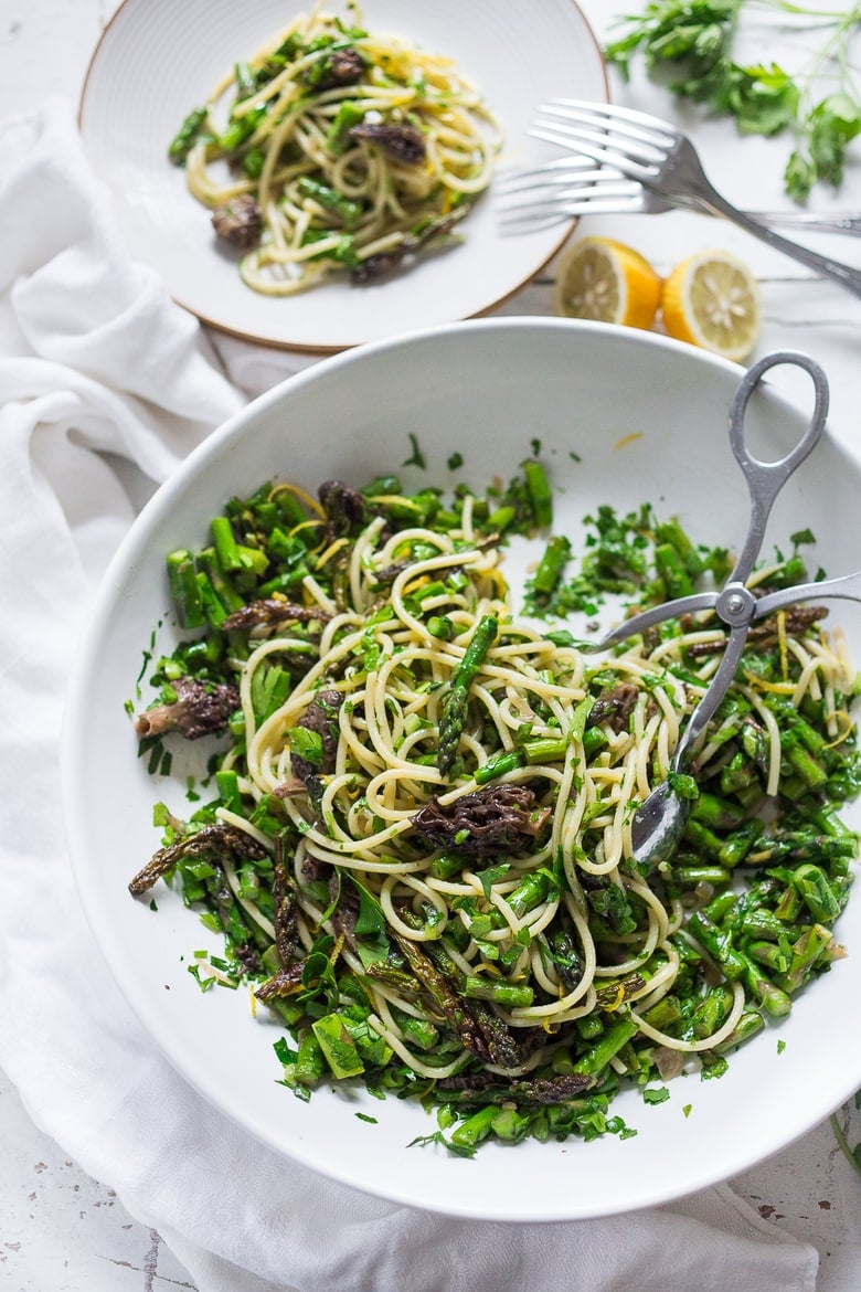 Ensalada de pasta de primavera con espárragos, champiñones y un aderezo picante de limón y perejil. / www.feastingathome.com