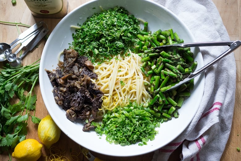 Spring Pasta Salad with Asparagus, Mushrooms and Lemon Parsley Dressing. Zesty and flavorful, make this in 30 minutes! | www.feastingathome.com