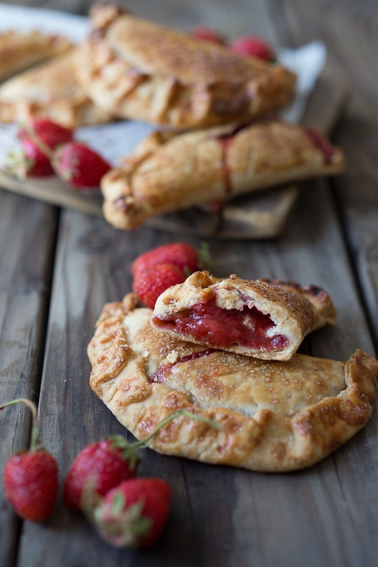 o rețetă simplă delicioasă pentru cifre de afaceri de căpșuni sau "plăcinte de mână" , îndulcite cu sirop de arțar! # turnovers # turnoverrecipe # handpies # strawberryrecipes www.feastingathome.com"Hand Pies" , sweetened with maple syrup! #turnovers #turnoverrecipe #handpies #strawberryrecipes www.feastingathome.com