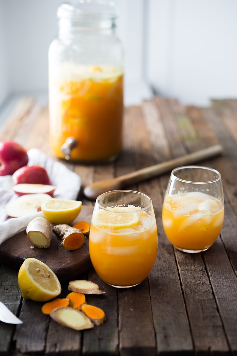 Turmeric Gingerade - A refreshing sugar free lemonade that sooths, heals and helps detox the body.... made with fresh apple juice, lemon juice, turmeric root and ginger. | www.feastingathome.com