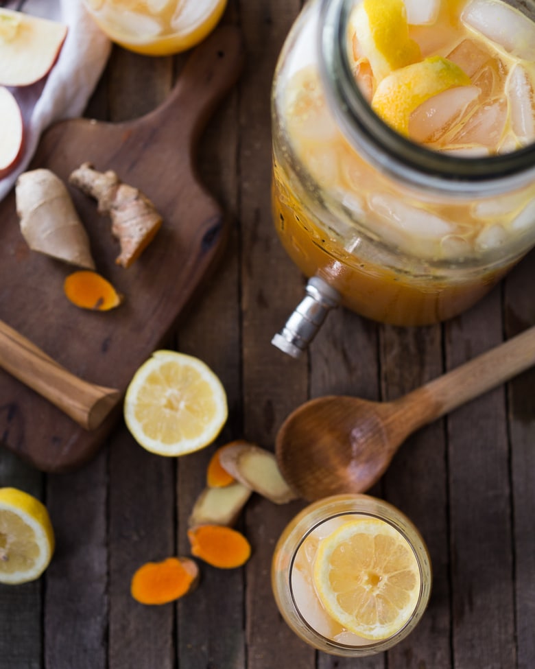 Turmeric Gingerade - A refreshing sugar free lemonade that sooths, heals and helps detox the body.... made with fresh apple juice, lemon juice, turmeric root and ginger. | www.feastingathome.com