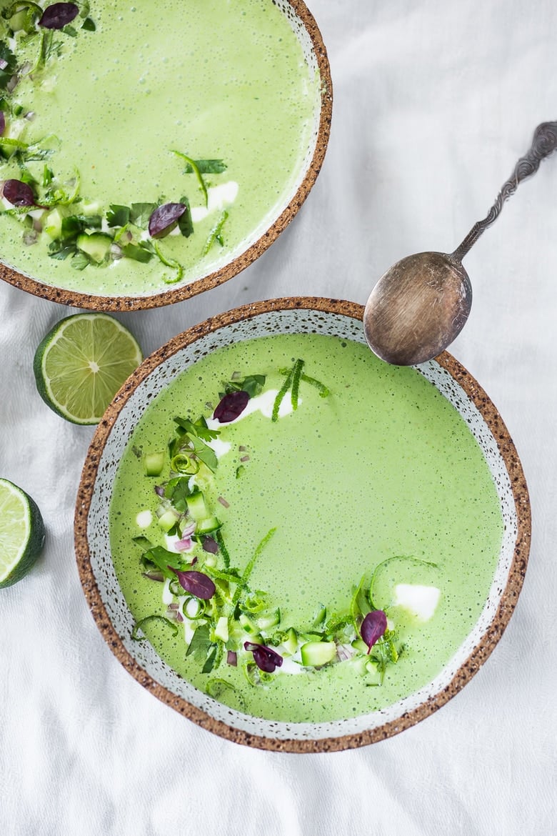 en forfriskende smagfuld opskrift på kølet agurksuppe med yoghurt, koriander, koriander og lime. Top dette med rejer eller hold det vegetarisk! Så velsmagende. | www.feasingathome.com