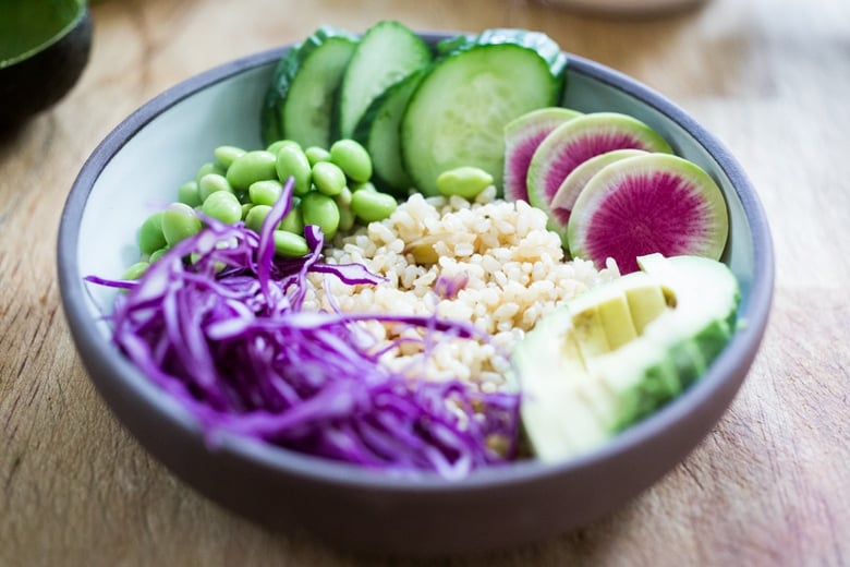 Healthy Poke Bowl- made with ahi tuna (or TOFU!) served over brown rice or kelp noodles, with avocado, cucumber, radish and Citrus Ponzu Sauce! | www.feastingathome.com