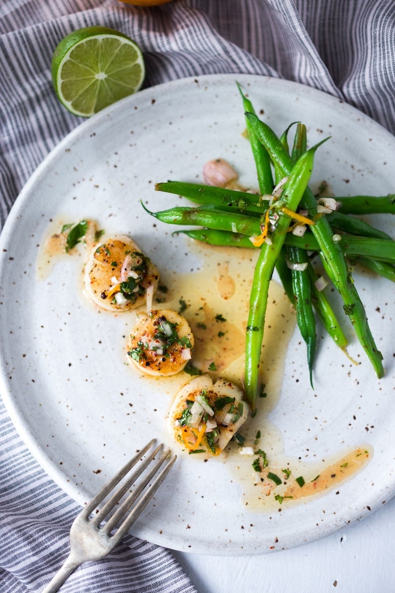 Seared Scallops with Orange-Lime Dressing served with green beans - a light and healthy meal that can be made in 20 minutes! | www.feastingathome.com