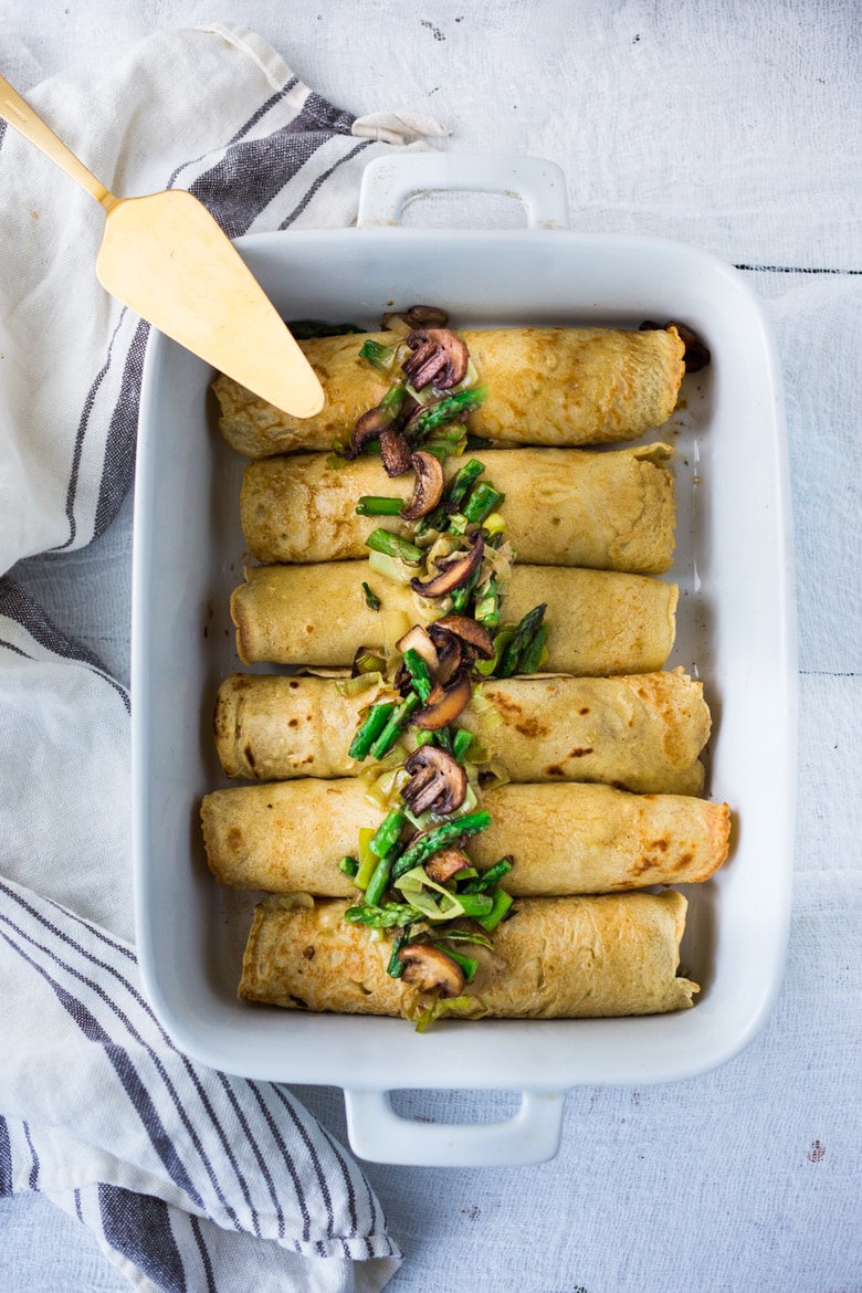 Spring- inspired Baked crepes with Asparagus, Leeks, Mushrooms & Goat cheese ! A delicious vegetarian Main for Easter or Mother's day Brunch! | www.feastingathome.com