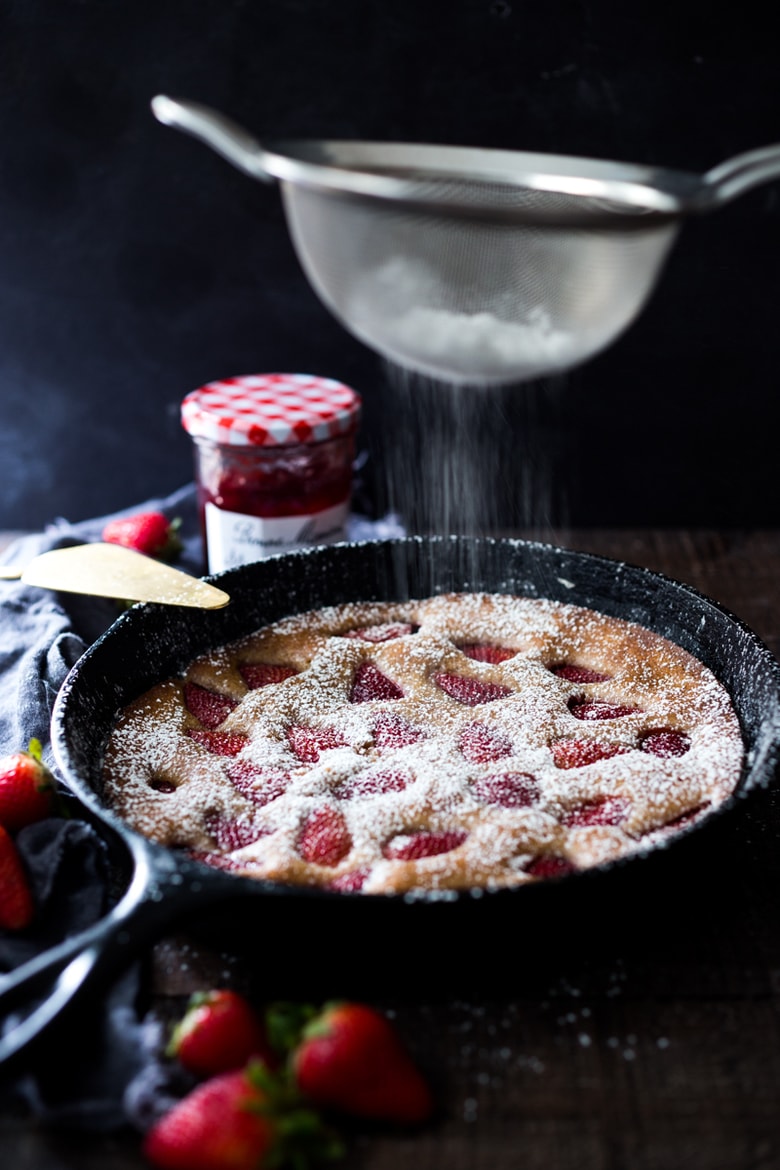 Strawberry Skillet Cake - ein Frühlingsgenuss, der zum Frühstück oder Dessert serviert werden kann! GF anpassungsfähig. / #kuchen #erdbeere #strawberrycake #skilletcake #breakfastcake www.feastingathome.com