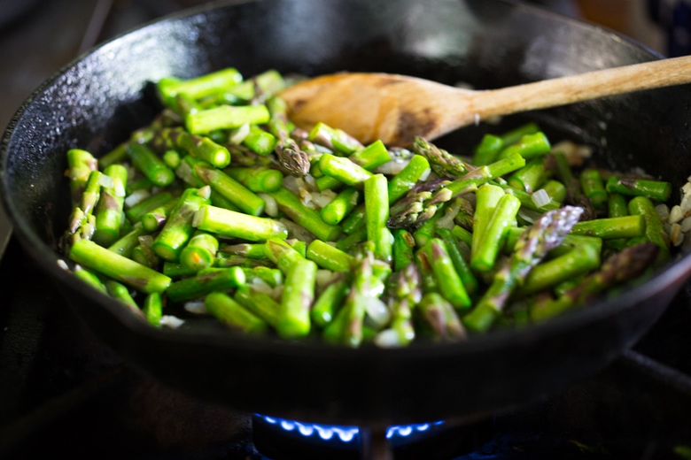 15 Minute Lemon Basil Garlic Shrimp and Asparagus- a delicious and healthy skillet meal that can be made with shrimp, tofu or chicken. | www.feastingathome.com #glutenfree 