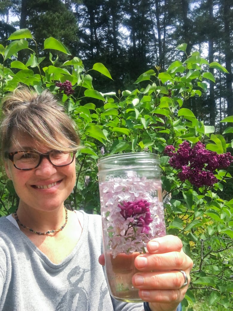 Lilac Water- water infused with lilac blossoms calms and restores the spirit. Perfect for weddings or celebrations, a lovely way to celebrate spring. | www.feastingathome.com #lilacwater