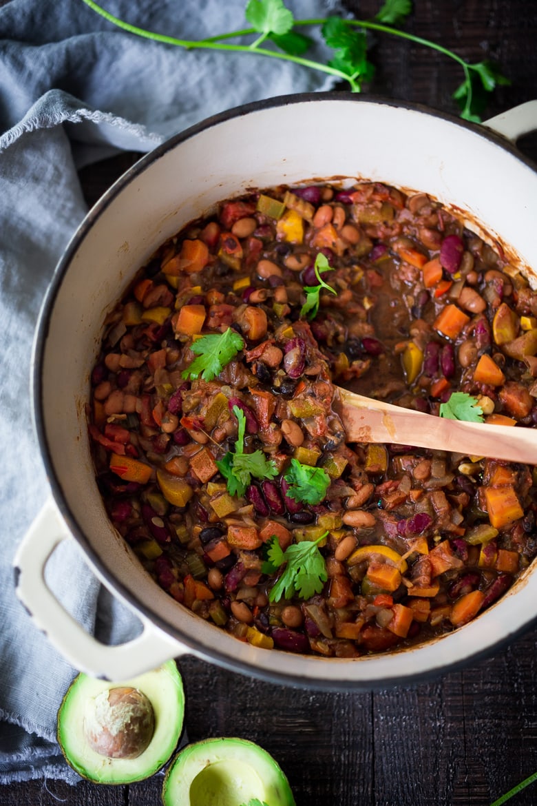 A healthy vegan chili recipe that is loaded up with nutritious veggies- a great way to use up all those stray veggies in the fridge. Healthy and FULL of flavor! #veganchili #vegetarainchili #easychili #healthychili #vegandinnerrecipes 