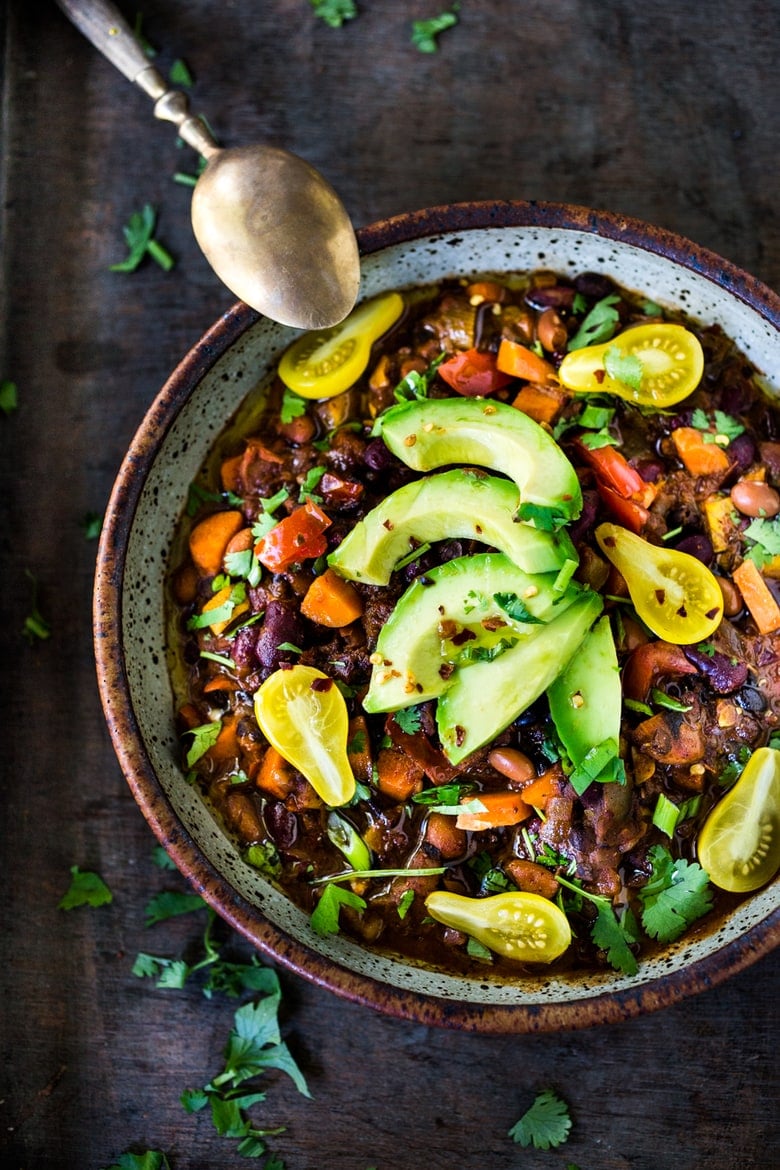 Quick Vegan Chili - loaded up with healthy veggies and beans, this deep and complex recipe will even convert meat-eaters! Make a big batch on Sunday, then serve it during the busy workweek! | www.feastingathome.com