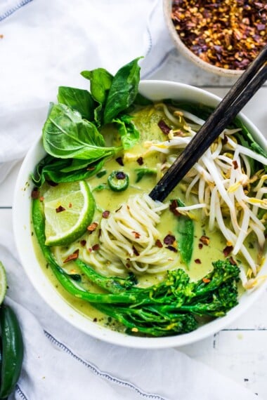Thai Green Curry Noodle Soup - a simple easy dinner recipe loaded up with healthy veggies and your choice of chicken of tofu. | #noodlesoup #thaisoup #greencurry #currynoodles #vegan www.feastingathome.com
