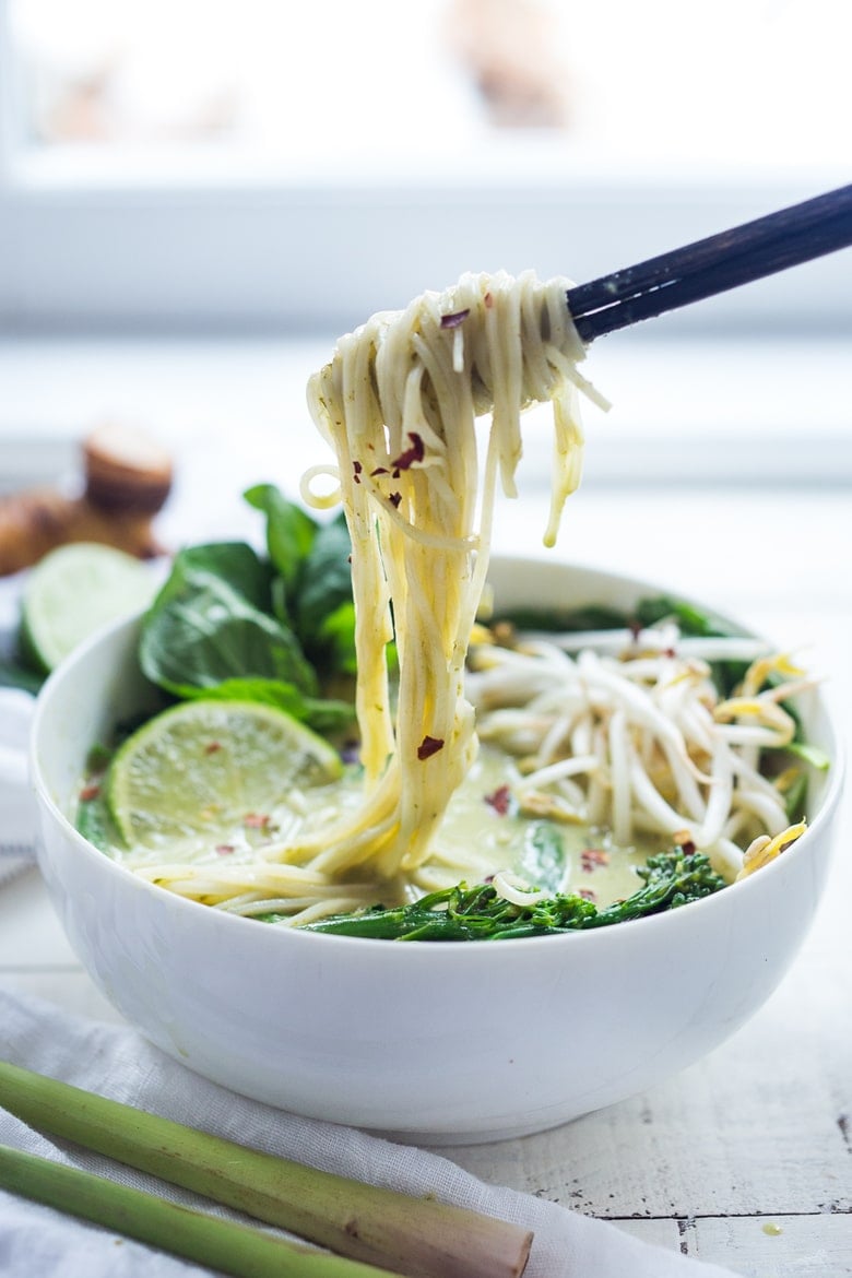 Thai Green Curry Noodle Soup - a simple easy dinner recipe loaded up with healthy veggies and your choice of chicken of tofu. | #noodlesoup #thaisoup #greencurry #currynoodles #vegan www.feastingathome.com 