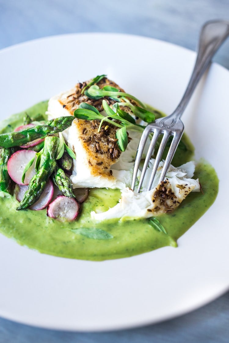 Fennel Crusted Halibut with Asparagus - a simple healthy dinner that can be made in 35 minutes! #paleo #halibut #glutenfree #lowcarb #asparagus #fish #healthyfish 