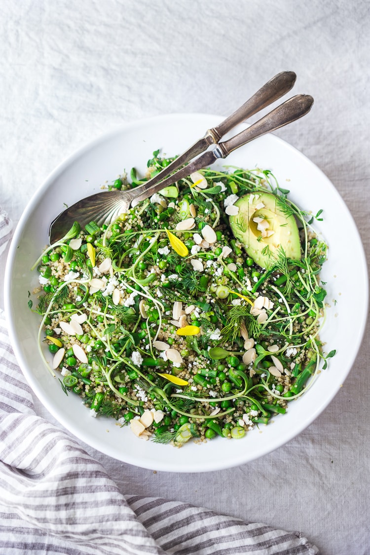 salată de Tabbouleh de primăvară cu Quinoa și sparanghel - cu alegerea legumelor de primăvară, infuzate cu mărar proaspăt, lămâie, migdale feliate și capră sfărâmicioasă sau feta (opțional). O farfurie sănătoasă, aromată, care poate fi făcută înainte - perfectă pentru grătare, potlucks și adunări în aer liber. #tabbouleh #quinoatabbouleh #tabouli #tabouliquinoa #quinoa #asparagus # springrecipes