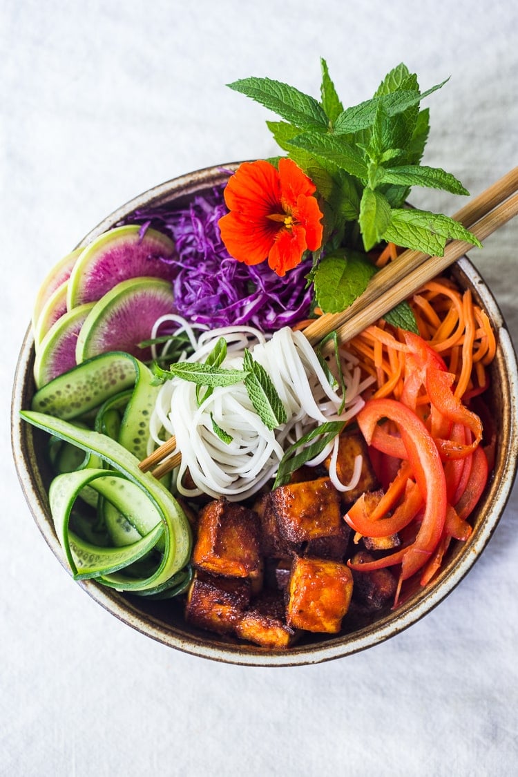 Fllavorful healthy Banh Mi Noodle Bowl (aka Bun Chay) bursts with Vietnamese flavors! Packed FULL of healthy veggies, sriracha tofu, rice noodles & herbs! #banhmi #healthybowl #noodlebowl #bunchay #vegan #veganbowl #banhmibowl #noodles 