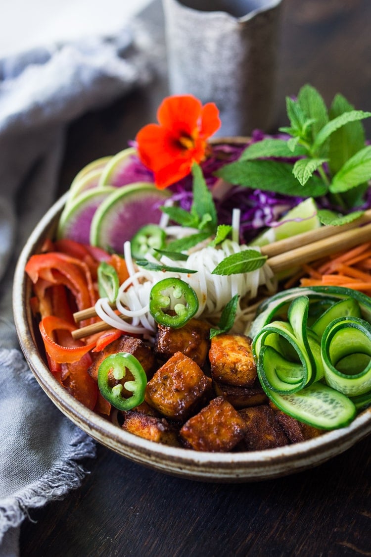 Fllavorful healthy Banh Mi Noodle Bowl (aka Bun Chay) bursts with Vietnamese flavors! Packed FULL of healthy veggies, sriracha tofu, rice noodles & herbs! #banhmi #healthybowl #noodlebowl #bunchay #vegan #veganbowl #banhmibowl #noodles 