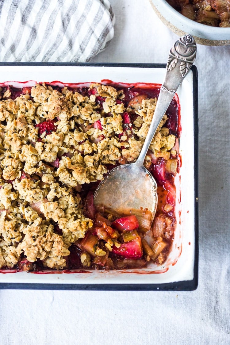 Maple-sötad Strawberry Rabarber skarp med Chia frön och en smulig havre topping - en vegan, glutenfri efterrätt som belyser vårrabarber. # vegan # glutenfree # crisp #rabarber #rhubarbcrisp #rhubarbrecipes