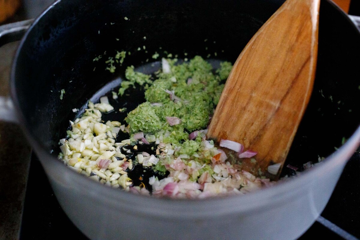 sauté lemongrass, shallot and garlic