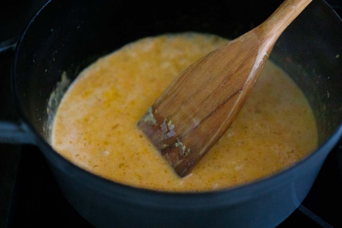 stir the curry sauce.