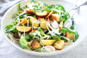 Peach Panzanella Salad with Fennel and Arugula - a simple, healthy & delicious salad full of summer flavor! Vegan. #panzanella #peach #peachsalad #peaches #summersalad #vegan #fennel #arugula #breadsalad