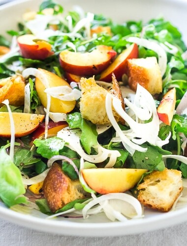 Peach Panzanella Salad with Fennel and Arugula - a simple, healthy & delicious salad full of summer flavor! Vegan. #panzanella #peach #peachsalad #peaches #summersalad #vegan #fennel #arugula #breadsalad