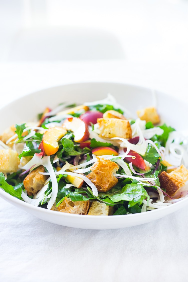 Peach Panzanella Salad with Fennel and Arugula - a simple, healthy & delicious salad full of summer flavor! Vegan. #panzanella #peach #peachsalad #peaches #summersalad #vegan #fennel #arugula #breadsalad 