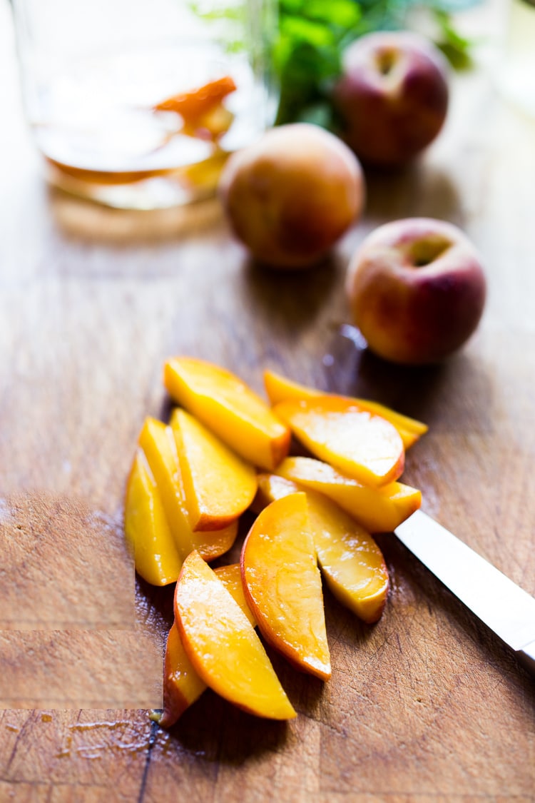 Peach Panzanella Salad with Fennel and Arugula - a simple, healthy & delicious salad full of summer flavor! Vegan. #panzanella #peach #peachsalad #peaches #summersalad #vegan #fennel #arugula #breadsalad 