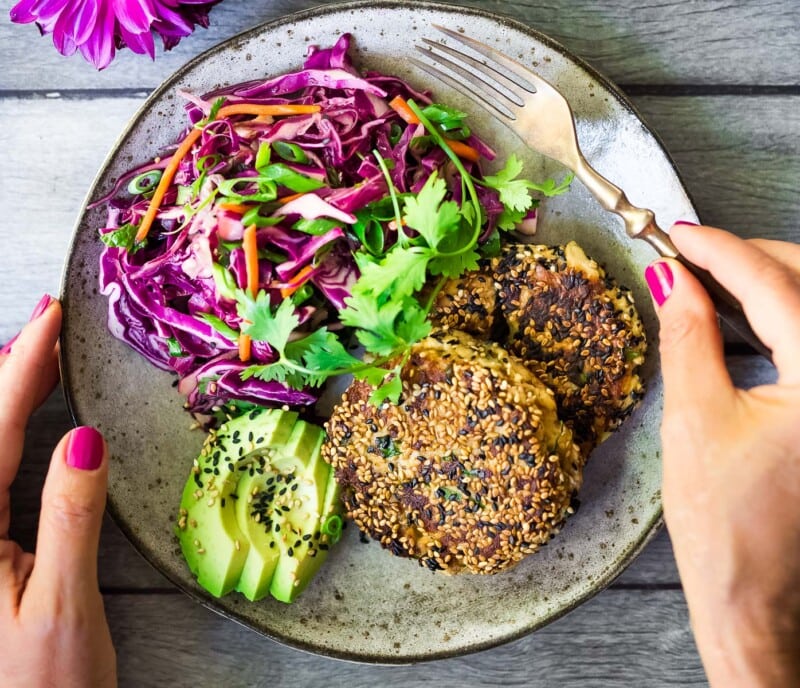 How to make Salmon Patties- a simple pantry recipe made with canned salmon that can be whipped up in 20 minutes, perfect for midweek meals!