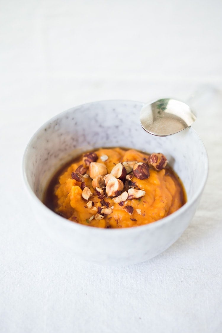 Sweet potato porridge with maple, hazelnuts and ginger - these flavorful sweet potatoes can be made in under 30 minutes! #sweetpotatoes #vegan #healthy #mashed 