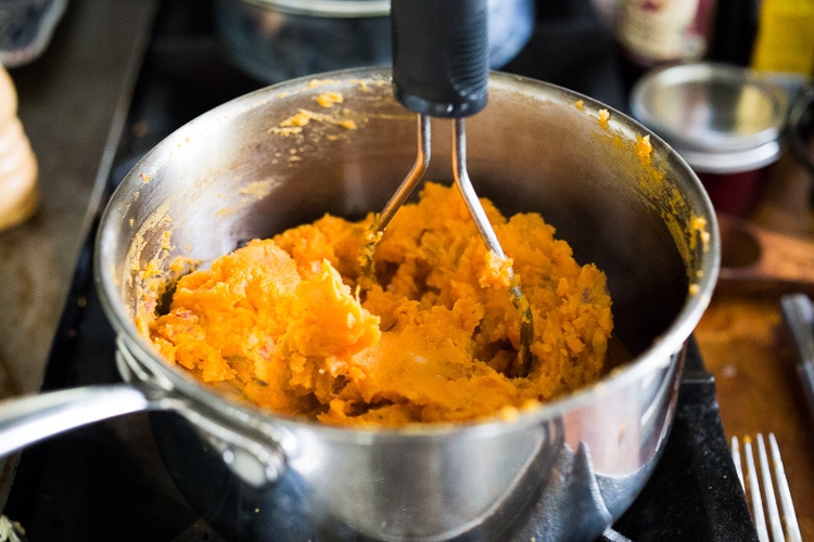 A quick and healthy recipe for mashed Sweet Potatoes with Ginger - a flavorful vegan side dish that pairs well with fish, chicken or vegan mains. Silky and luscious, these flavorful sweet potatoes can be made in under 30 minutes! #sweetpotatoes #vegan #healthy #mashed 