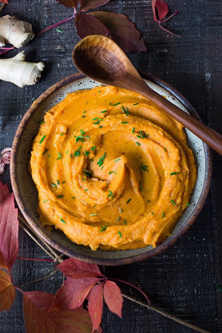 A quick and healthy recipe for Mashed Sweet Potatoes with Ginger - a flavorful vegan side dish that pairs well with fish, chicken or vegan mains. Silky and luscious, these flavorful sweet potatoes can be made in under 30 minutes! #sweetpotatoes #vegan #healthy #mashed 