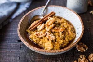 Instant Pot Steel Cut Oats with Pumpkin and Walnuts- a delicious healthy vegan breakfast perfect for fall! #instantpot #steelcutoats #pumpkinoats #veganbreakfast #veganoats #vegan #pumpkinoatmeal