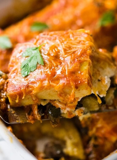 Polenta Lasagna with Roasted Red Pepper Sauce - an easy, vegan adaptable main dish that is perfect for the holiday table. Gluten-free! #veganthanksgiving #polentalasagna #veganlasagna #vegetarianmaindish #veganchristmas #polenta #lasagnarecipes #glutenfreelasagna