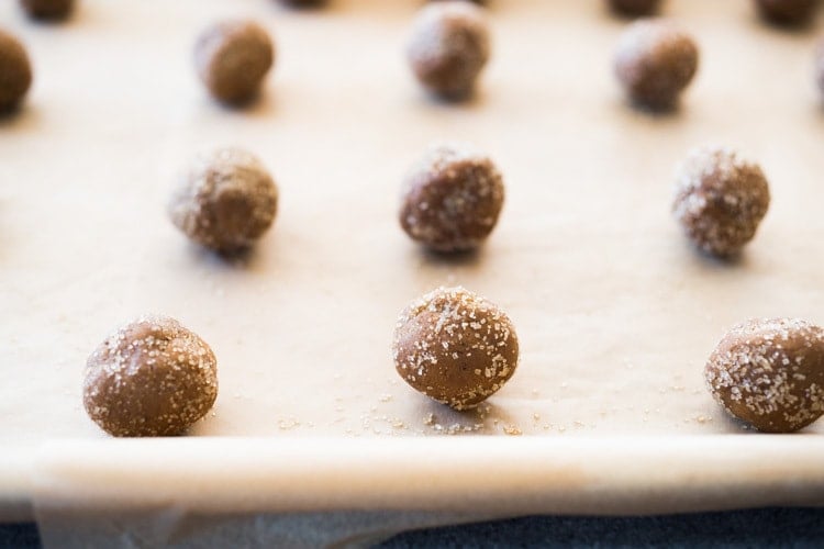 Spicy Chai Molasses Cookies are soft and chewy on the inside and crispy on the edges. Seasoned with chai spices, these take old-fashioned Molasses Cookies to whole other level! #molassescookies #chaicookies #christmascookies 