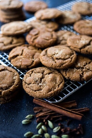 Spicy Chai Molasses Cookies are soft and chewy on the inside and crispy on the edges. Seasoned with chai spices, these take old-fashioned Molasses Cookies to whole other level! #molassescookies #chaicookies #christmascookies