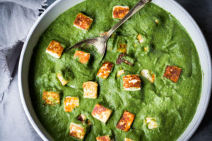 Palak Paneer - Pan-seared Paneer is bathed in a smooth and luscious spinach sauce infused with Indian spices. An easy authentic recipe, perfect for weeknight dinners. (Aka Saag Paneer! ) #saagpaneer #palakpaneer #palakpaneerrecipe #paneerrecipes #indianrecipes #vegetarian #spinach #palakrecipe