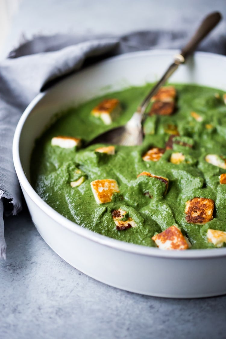 Palak Paneer - Pan-seared Paneer is bathed in a smooth and luscious spinach sauce infused with Indian spices. An easy authentic recipe, perfect for weeknight dinners. (Aka Saag Paneer! ) #saagpaneer #palakpaneer #palakpaneerrecipe #paneerrecipes #indianrecipes #vegetarian #spinach #palakrecipe