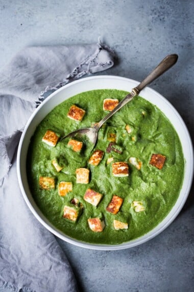 Palak Paneer - Pan-seared Paneer is bathed in a smooth and luscious spinach sauce infused with Indian spices. An easy authentic recipe, perfect for weeknight dinners. (Aka Saag Paneer! ) #saagpaneer #palakpaneer #palakpaneerrecipe #paneerrecipes #indianrecipes #vegetarian #spinach #palakrecipe