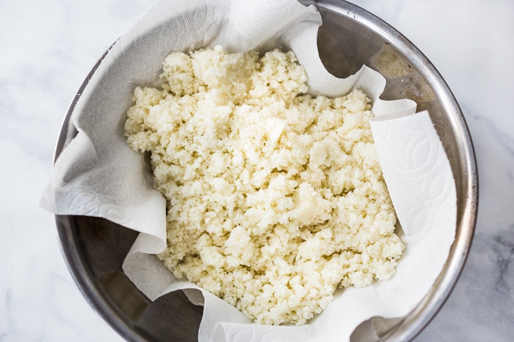 How to make cauliflower rice! A healthy, low-carb alternative to rice, that is easy to make and tastes amazing! #cauliflowerrice #howtomakecauliflowerrice #cauliflower #lowcarb #keto #rice #ricedcauliflower #vegan #eatclean #cleaneatingrecipes 