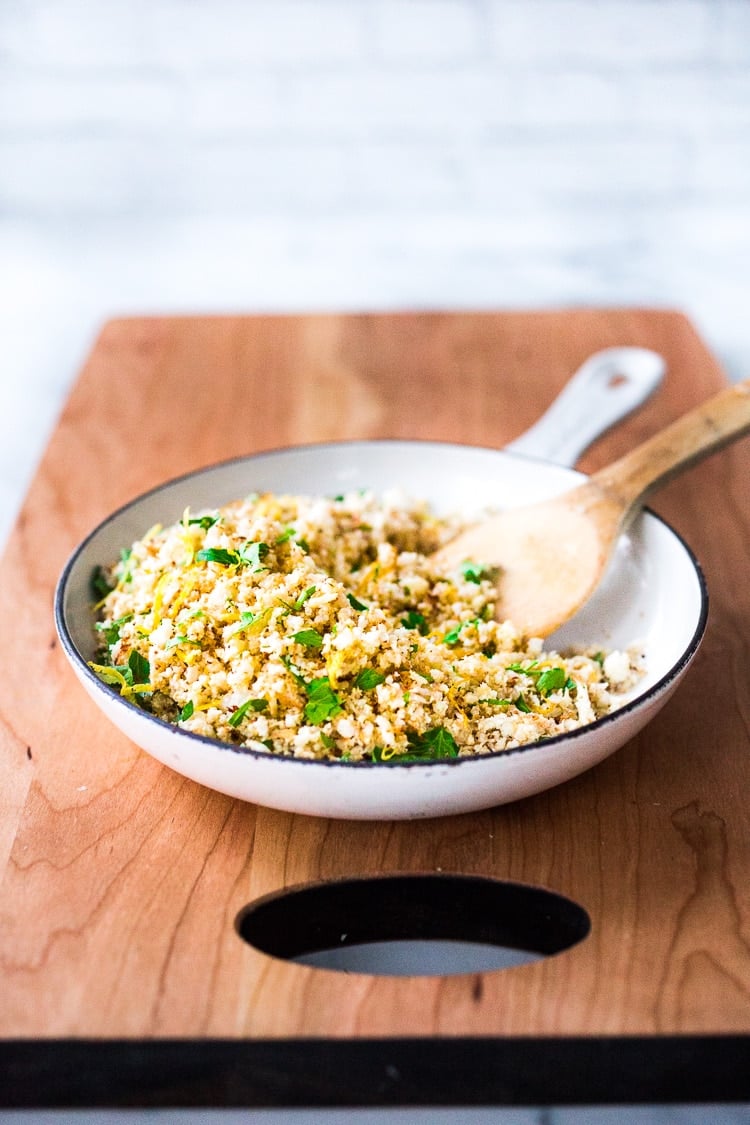 How to make cauliflower rice! A healthy, low-carb alternative to rice, that is easy to make and tastes amazing! #cauliflowerrice #howtomakecauliflowerrice #cauliflower #lowcarb #keto #rice #ricedcauliflower #vegan #eatclean #cleaneatingrecipes 