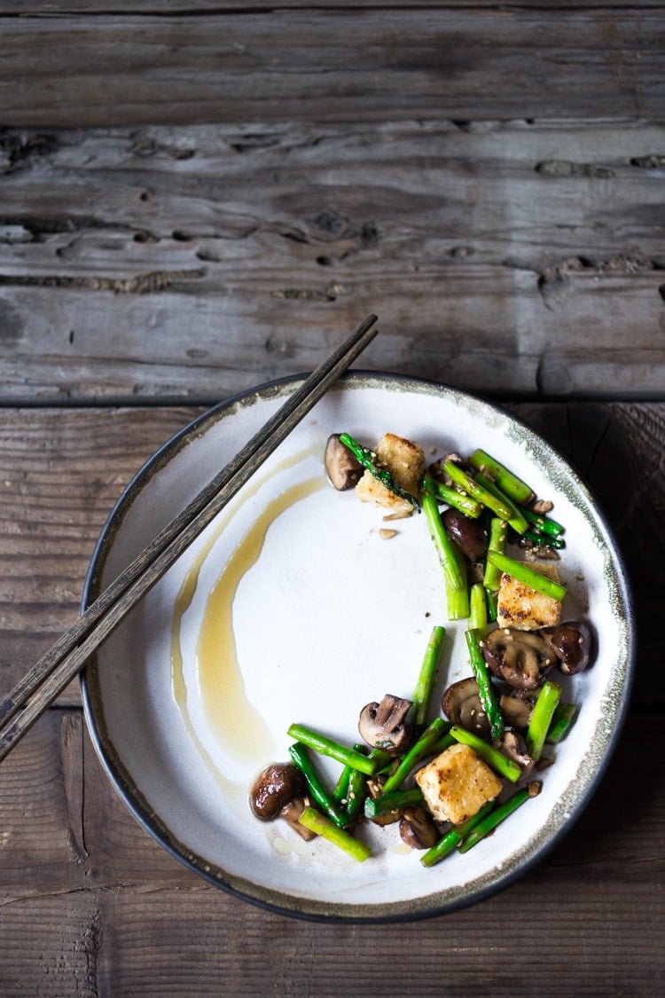Asparagus, Mushroom and Tofu Stir Fry- loaded up with healthy spring veggies, this fast and delicious stir fry can be made in 15 minutes flat! ( And feel free to sub chicken for the tofu!) #stirfry #asparagus #tofu #springrecipes #vegan 
