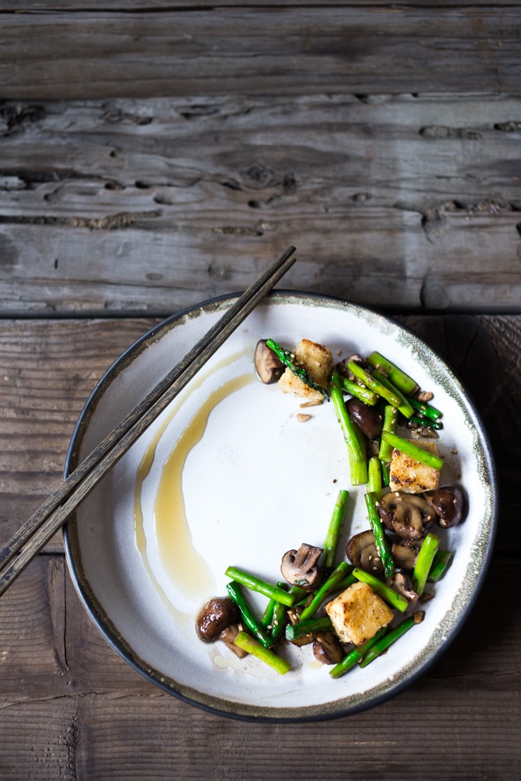 asperges, paddenstoelen en Tofu roerbak-geladen met gezonde lente groenten, deze snelle en heerlijke roerbak kan worden gemaakt in 15 minuten plat! (En voel je vrij om sub kip voor de tofu!) #roerbak #asperges #tofu #springrecipes # vegan