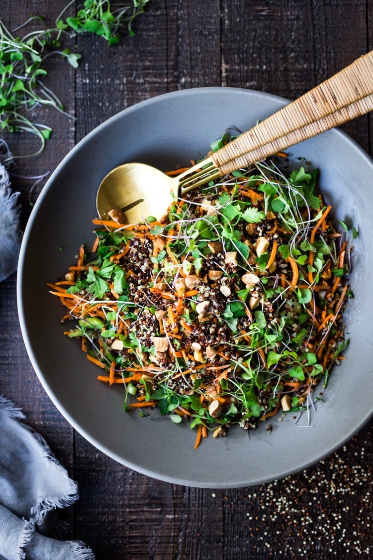 20 Healthy Lunches! | Vegan Carrot Quinoa Salad with Almonds and Raw Apple Cider Vinaigrette- a delicious vegan salad that can be made ahead. #vegan #quinoa #quinoasalad #carrotsalad #vegansalad #healthylunches 